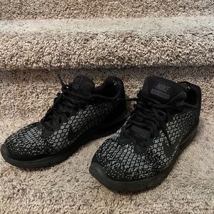 Size 9 women’s Nike air max sequent 2